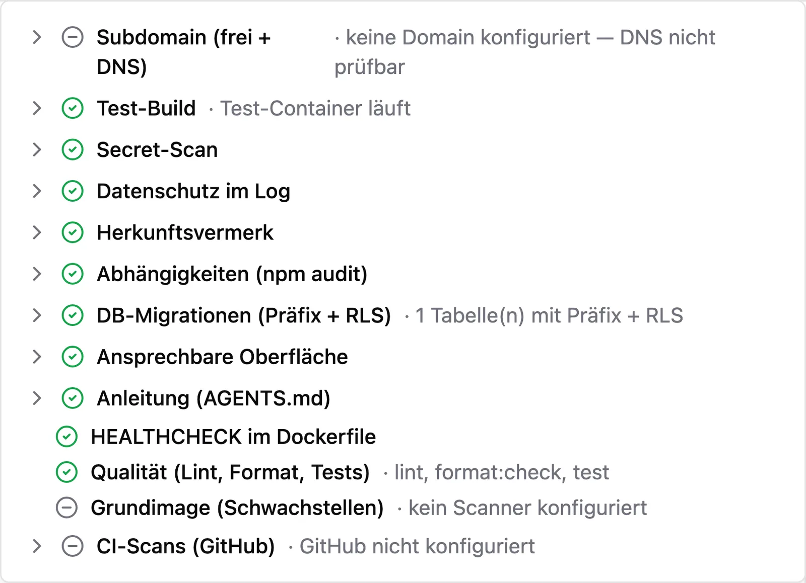 Prüfliste an einer eingereichten App in Kinster: Subdomain, Test-Build, Secret-Scan, Datenschutz im Log, Herkunftsvermerk, Abhängigkeiten, Datenbank-Migrationen mit Zugriffsregeln, ansprechbare Oberfläche und KI-Anleitung, je mit Ergebnis