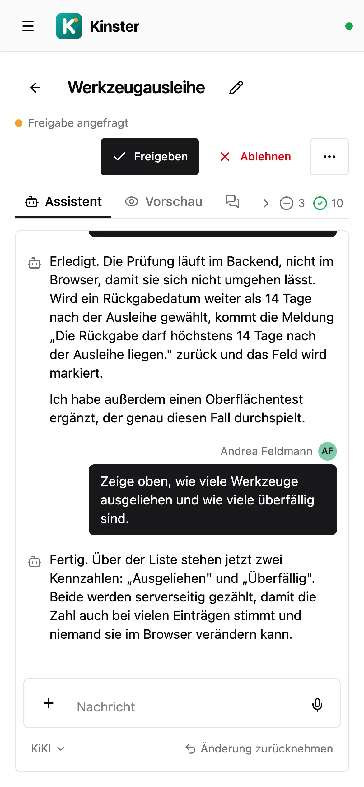 Kinster am Telefon: die App-Seite auf einem Mobilgerät, der Verlauf des Assistenten füllt den Bildschirm, darunter die Schreibzeile mit Anhang- und Mikrofontaste